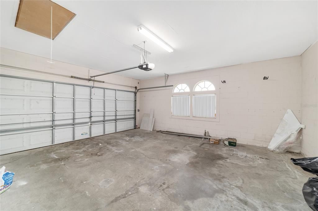 Activo con contrato: $300,000 (3 camas, 2 baños, 1606 Pies cuadrados)