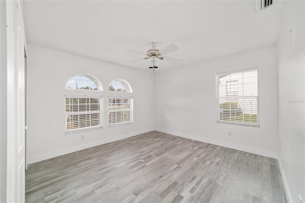 Activo con contrato: $300,000 (3 camas, 2 baños, 1606 Pies cuadrados)