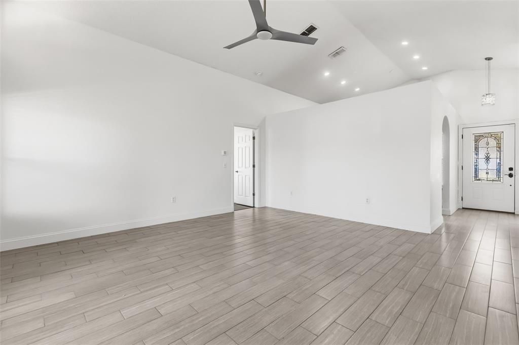 Active With Contract: $315,000 (3 beds, 2 baths, 1260 Square Feet)