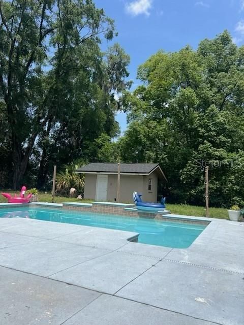 For Rent: $2,500 (3 beds, 2 baths, 2220 Square Feet)