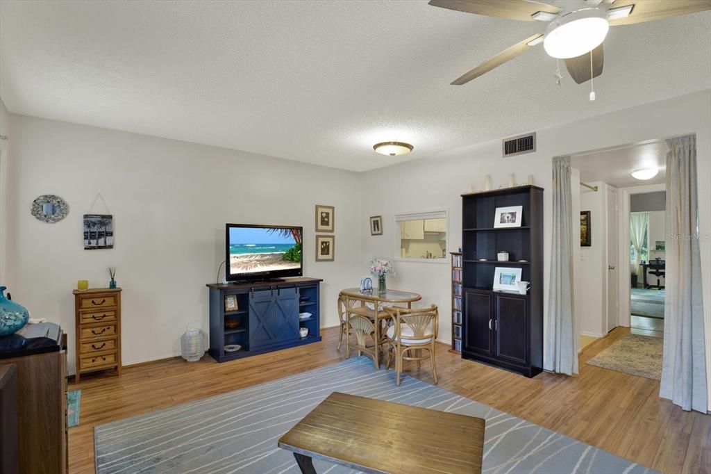 For Sale: $125,000 (1 beds, 1 baths, 825 Square Feet)