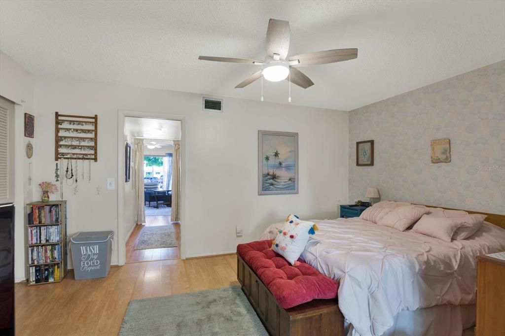 For Sale: $125,000 (1 beds, 1 baths, 825 Square Feet)