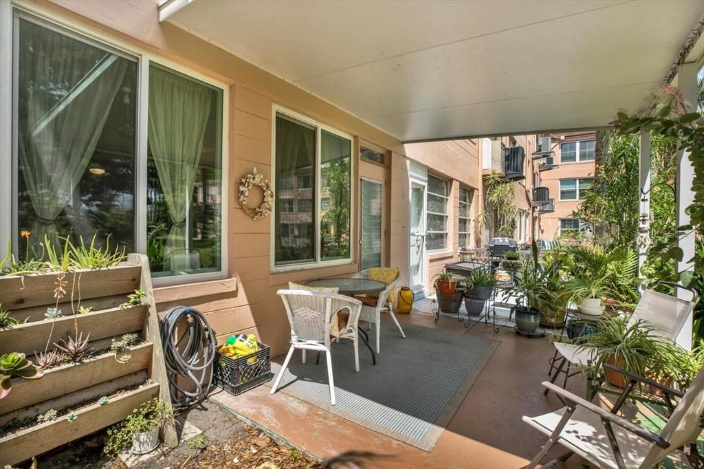For Sale: $125,000 (1 beds, 1 baths, 825 Square Feet)