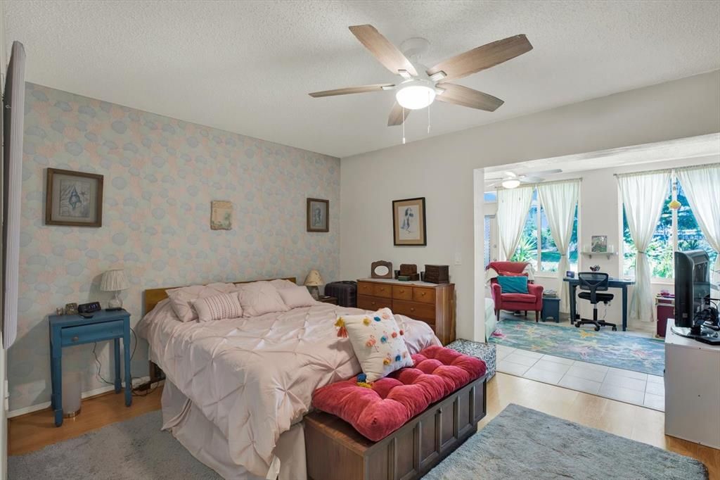 For Sale: $125,000 (1 beds, 1 baths, 825 Square Feet)