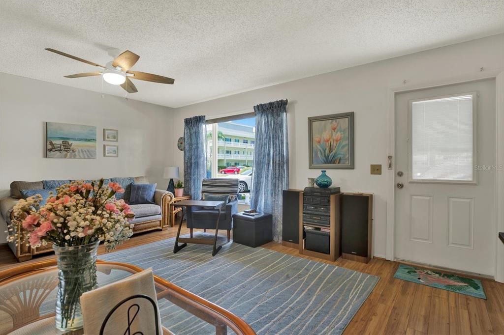 For Sale: $125,000 (1 beds, 1 baths, 825 Square Feet)