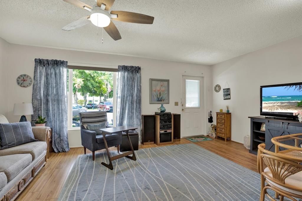 For Sale: $125,000 (1 beds, 1 baths, 825 Square Feet)