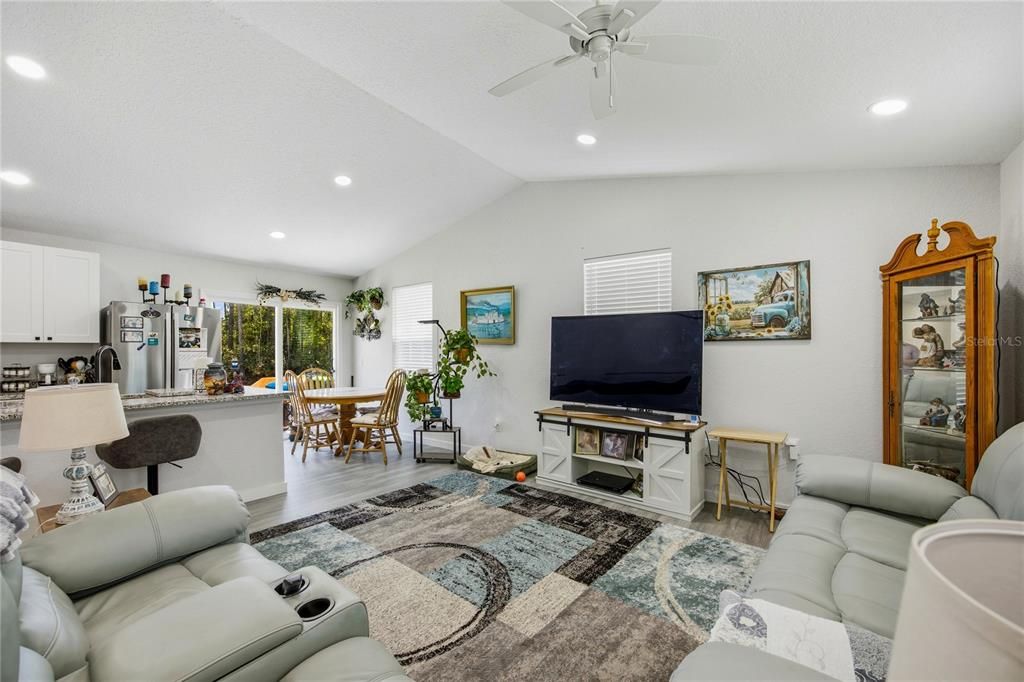 For Sale: $272,500 (2 beds, 2 baths, 1052 Square Feet)