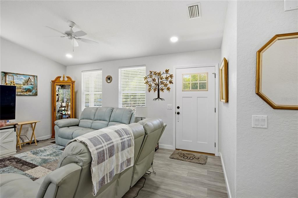 For Sale: $272,500 (2 beds, 2 baths, 1052 Square Feet)