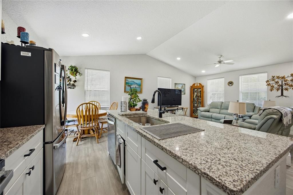 For Sale: $272,500 (2 beds, 2 baths, 1052 Square Feet)