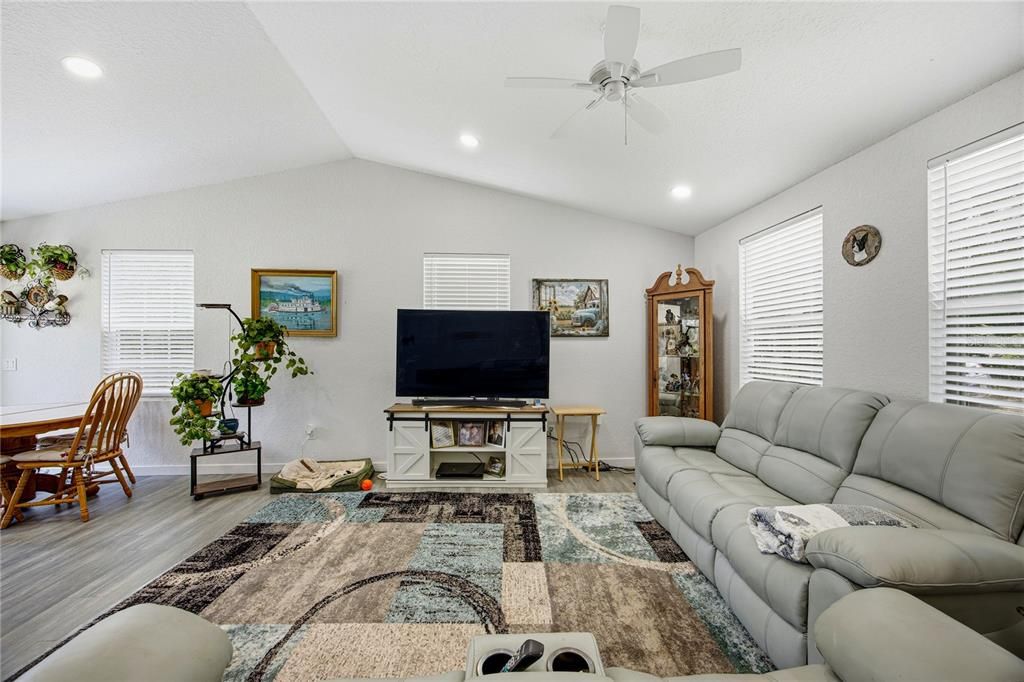 For Sale: $272,500 (2 beds, 2 baths, 1052 Square Feet)