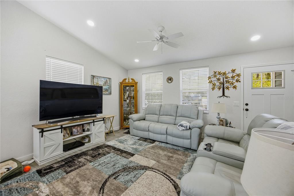 For Sale: $272,500 (2 beds, 2 baths, 1052 Square Feet)