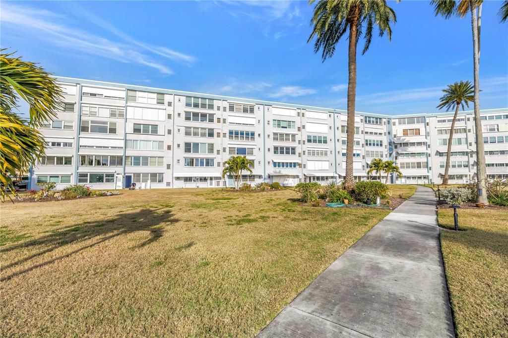 For Sale: $230,000 (1 beds, 1 baths, 1078 Square Feet)