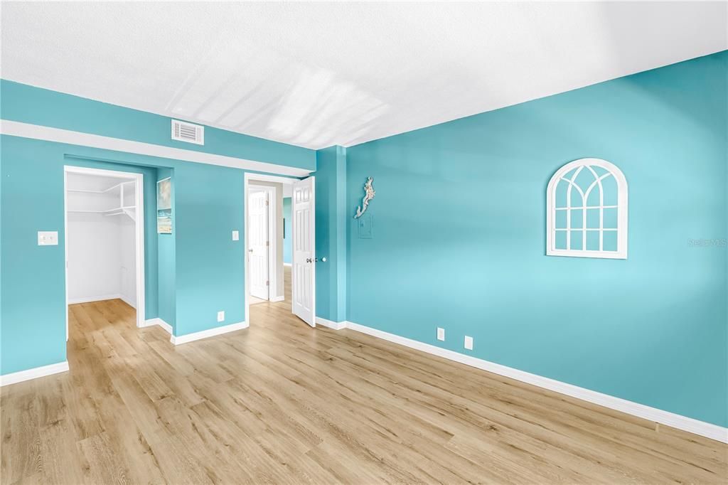 For Sale: $230,000 (1 beds, 1 baths, 1078 Square Feet)