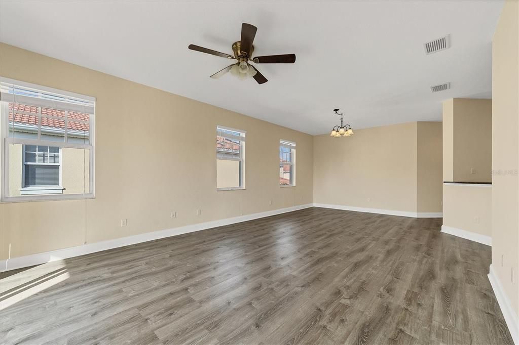 For Sale: $330,000 (3 beds, 2 baths, 1586 Square Feet)