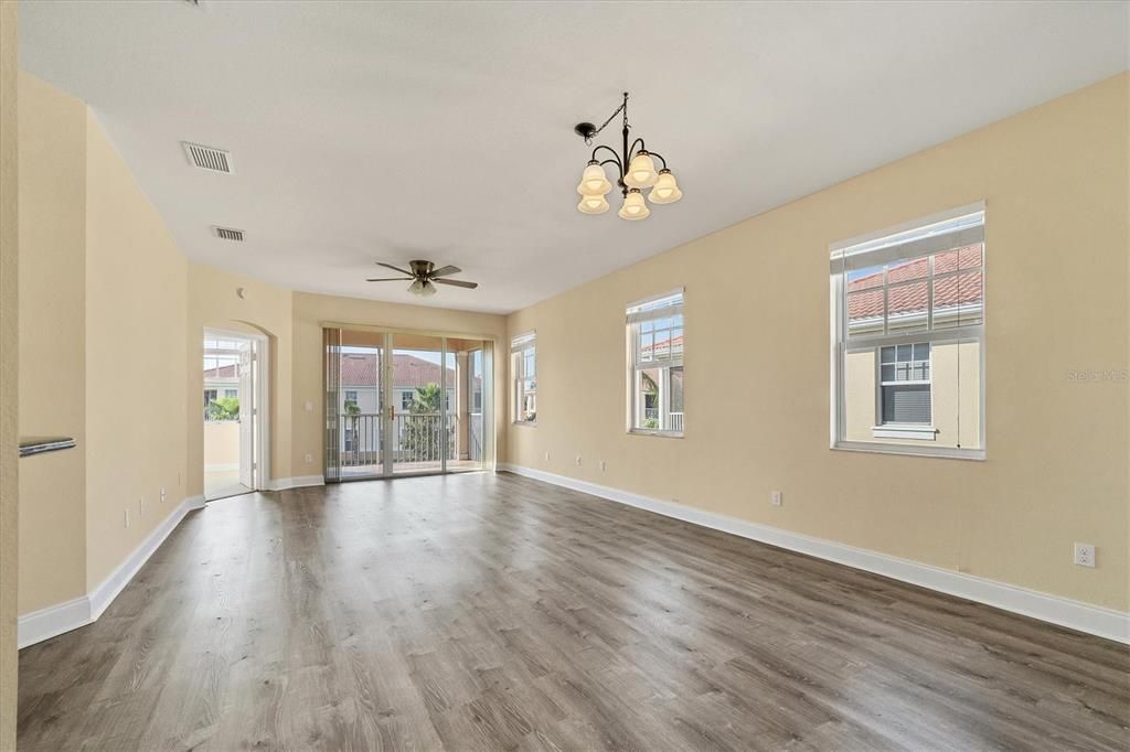 For Sale: $330,000 (3 beds, 2 baths, 1586 Square Feet)