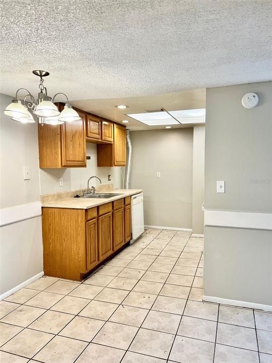 For Rent: $1,450 (2 beds, 1 baths, 860 Square Feet)