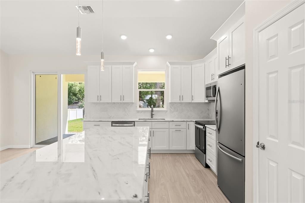 Activo con contrato: $414,900 (4 camas, 3 baños, 1769 Pies cuadrados)