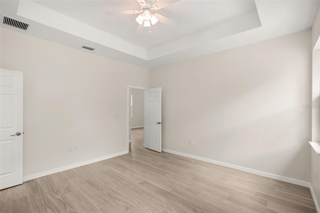 Activo con contrato: $414,900 (4 camas, 3 baños, 1769 Pies cuadrados)