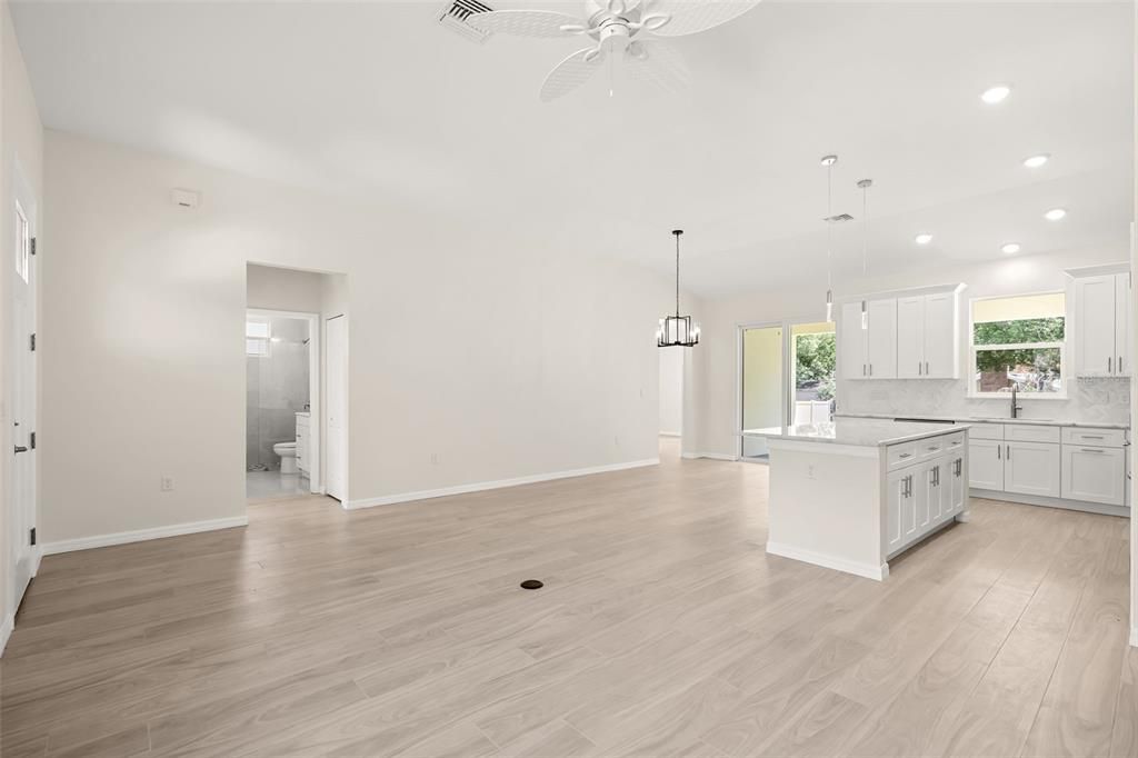 Activo con contrato: $414,900 (4 camas, 3 baños, 1769 Pies cuadrados)