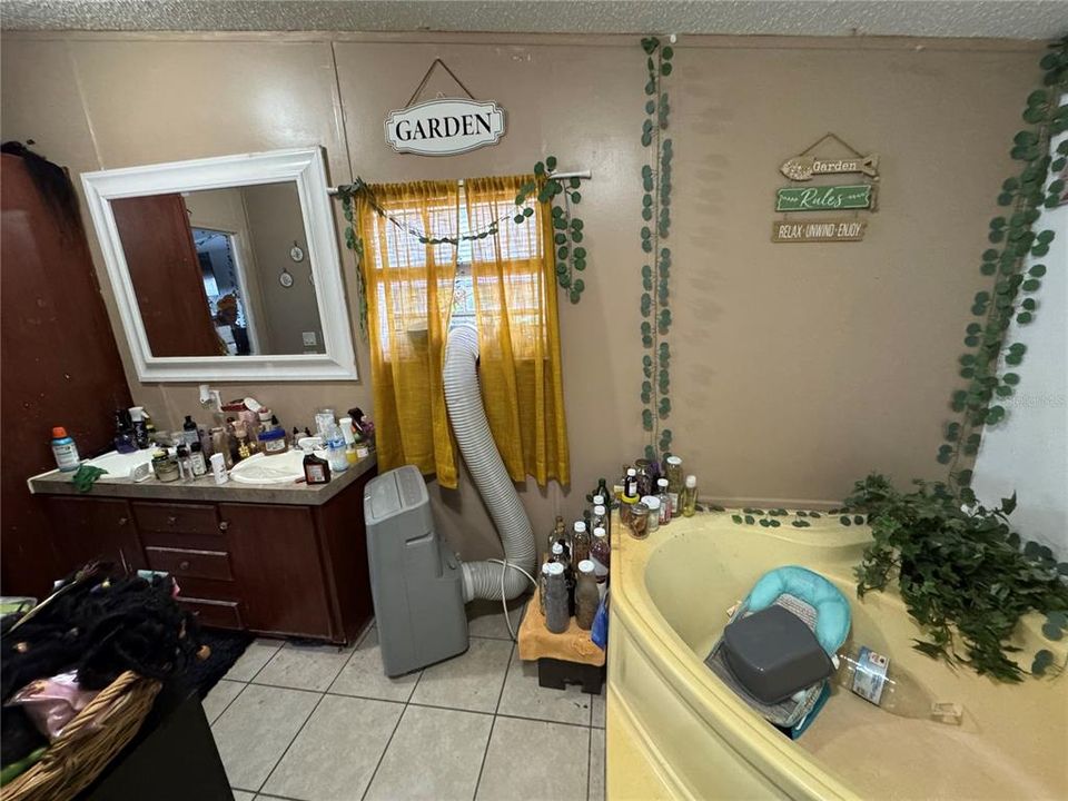 На продажу: $168,000 (4 спален, 2 ванн, 1643 Квадратных фут)