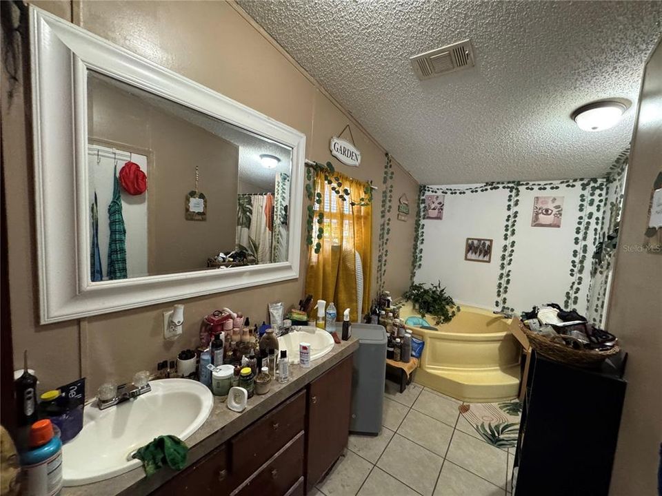 На продажу: $168,000 (4 спален, 2 ванн, 1643 Квадратных фут)