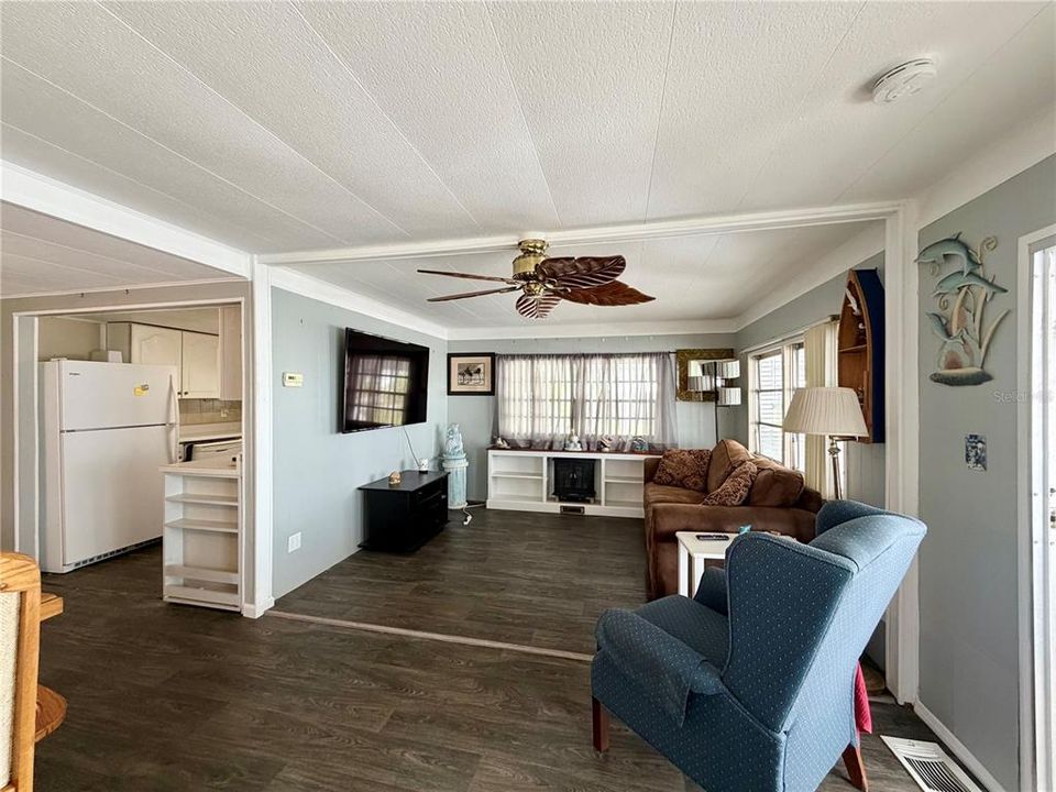 For Sale: $132,000 (2 beds, 2 baths, 800 Square Feet)