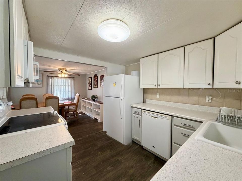 For Sale: $132,000 (2 beds, 2 baths, 800 Square Feet)