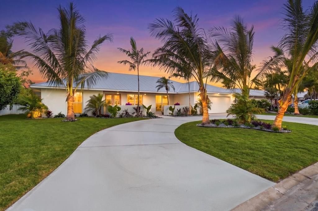 For Sale: $2,750,000 (4 beds, 3 baths, 2211 Square Feet)