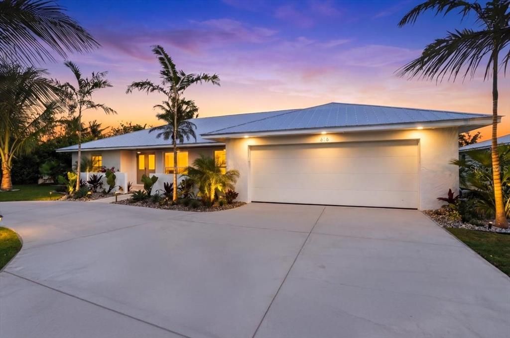 For Sale: $2,750,000 (4 beds, 3 baths, 2211 Square Feet)