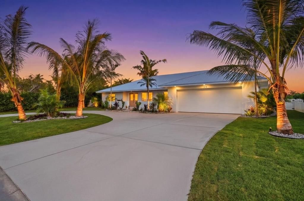 For Sale: $2,750,000 (4 beds, 3 baths, 2211 Square Feet)