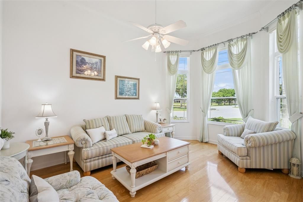 En Venta: $949,800 (5 camas, 3 baños, 3151 Pies cuadrados)