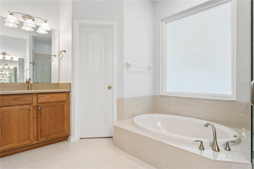 Activo con contrato: $419,900 (4 camas, 3 baños, 2255 Pies cuadrados)