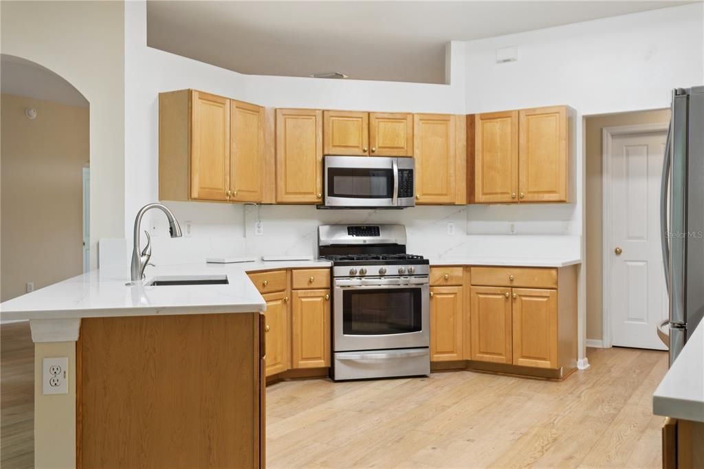 Activo con contrato: $419,900 (4 camas, 3 baños, 2255 Pies cuadrados)