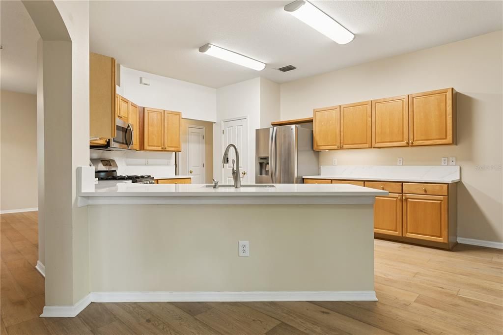 Activo con contrato: $419,900 (4 camas, 3 baños, 2255 Pies cuadrados)