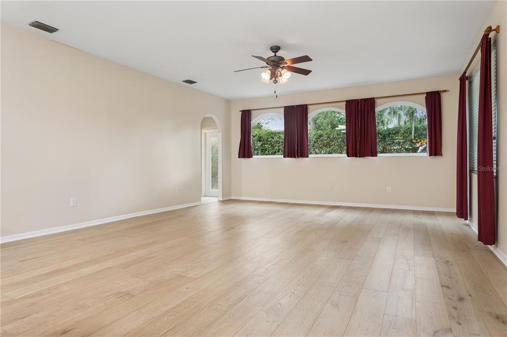 Activo con contrato: $419,900 (4 camas, 3 baños, 2255 Pies cuadrados)