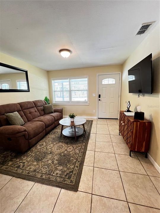 For Rent: $2,000 (3 beds, 1 baths, 1000 Square Feet)
