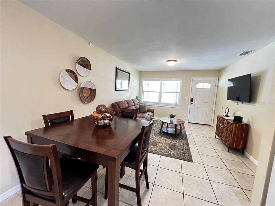 For Rent: $2,000 (3 beds, 1 baths, 1000 Square Feet)