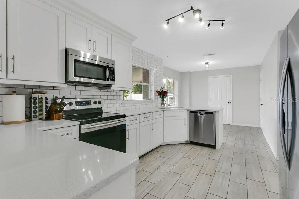 На продажу: $385,000 (3 спален, 3 ванн, 1708 Квадратных фут)