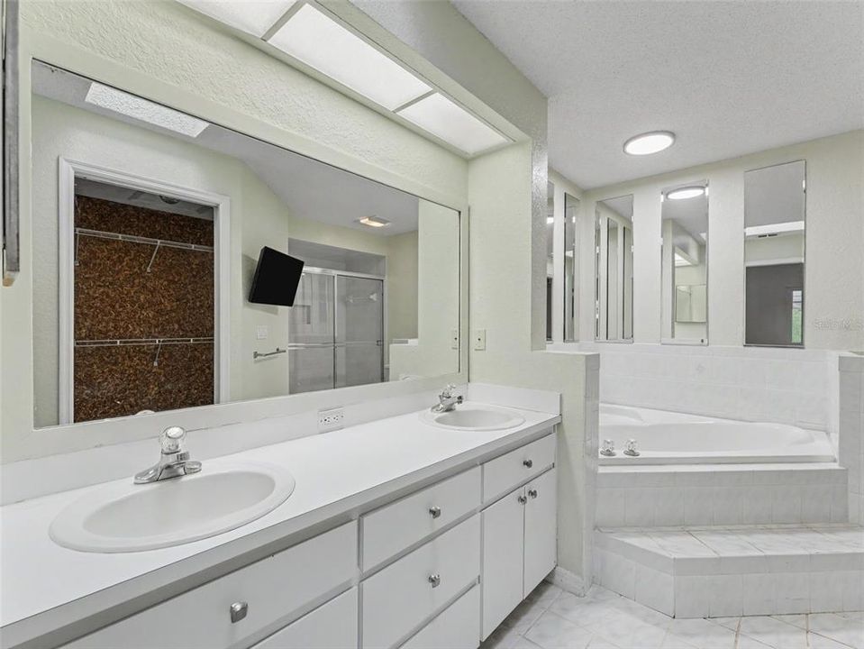 For Sale: $259,900 (2 beds, 2 baths, 1548 Square Feet)