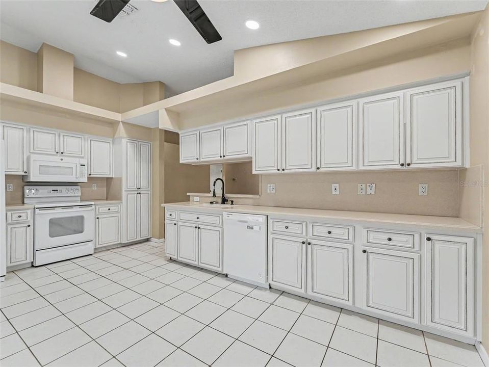 For Sale: $259,900 (2 beds, 2 baths, 1548 Square Feet)