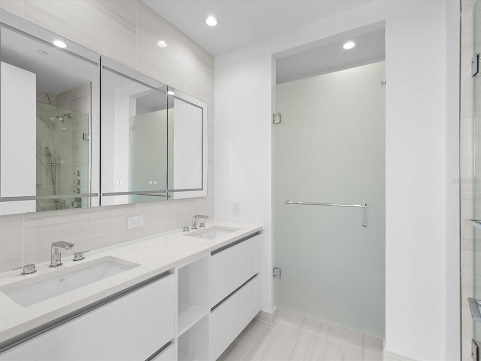 For Sale: $1,195,000 (2 beds, 2 baths, 1348 Square Feet)