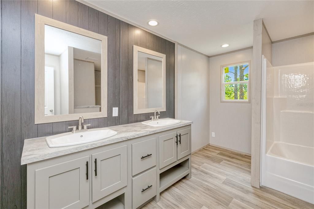 Active With Contract: $350,000 (5 beds, 3 baths, 2001 Square Feet)