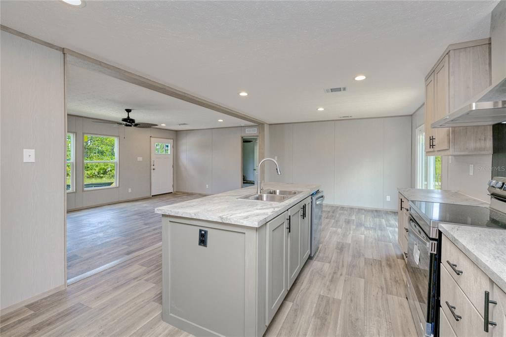 Active With Contract: $350,000 (5 beds, 3 baths, 2001 Square Feet)