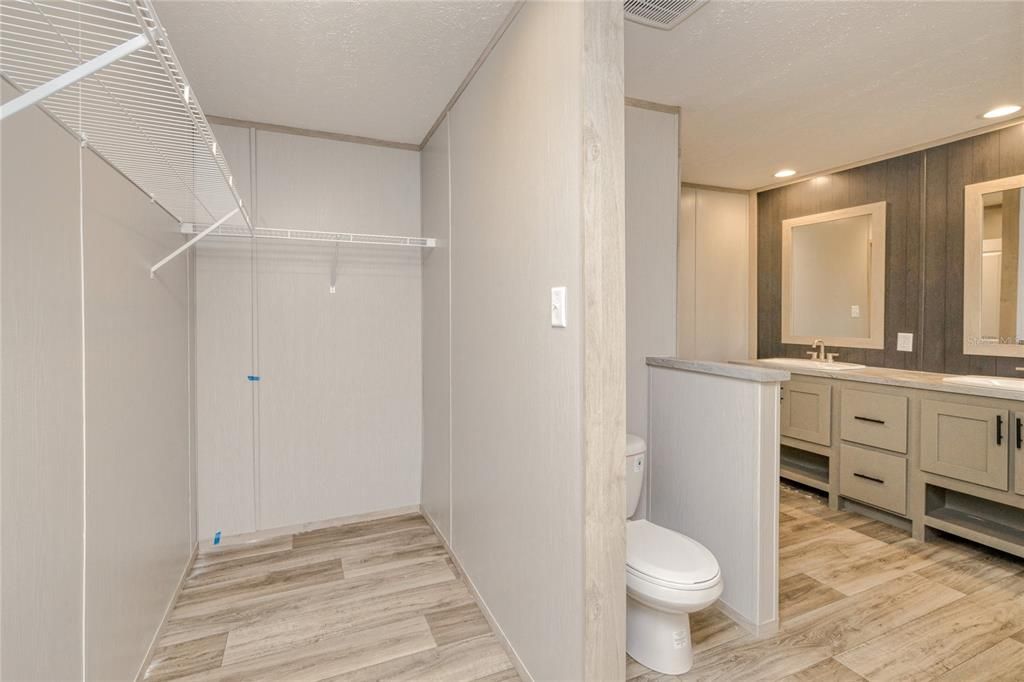 Active With Contract: $350,000 (5 beds, 3 baths, 2001 Square Feet)