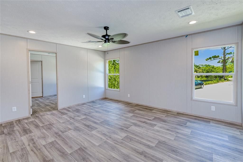 Active With Contract: $350,000 (5 beds, 3 baths, 2001 Square Feet)