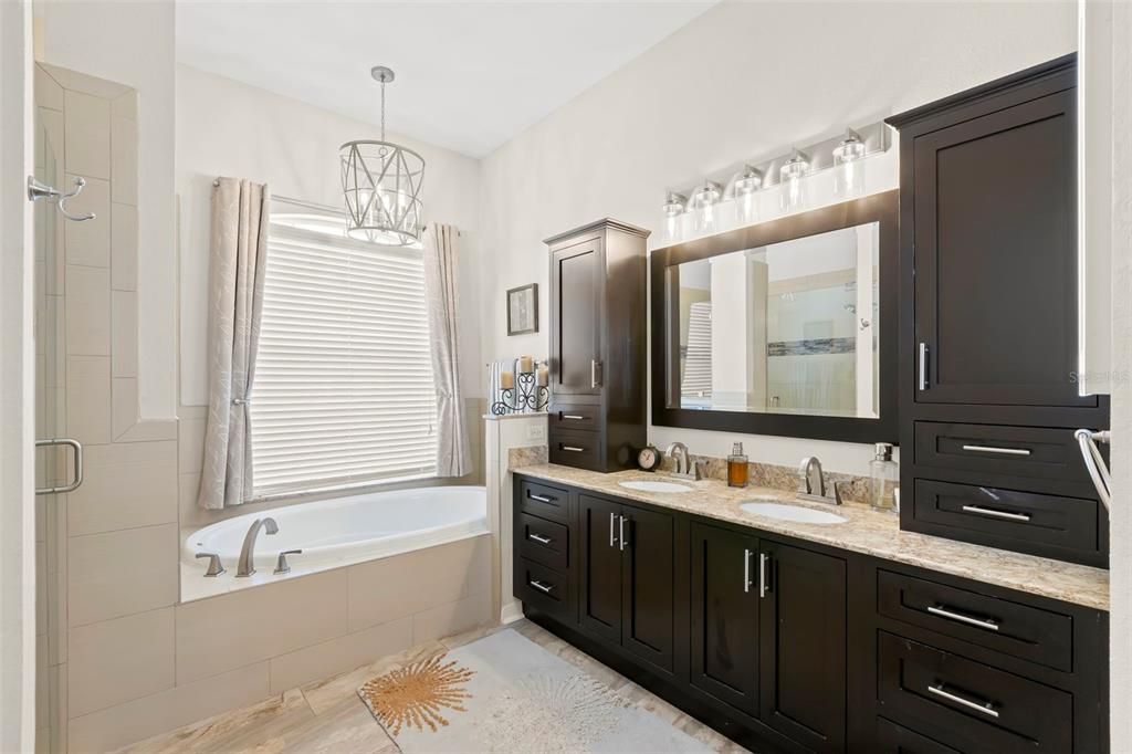 Activo con contrato: $674,900 (5 camas, 3 baños, 2786 Pies cuadrados)