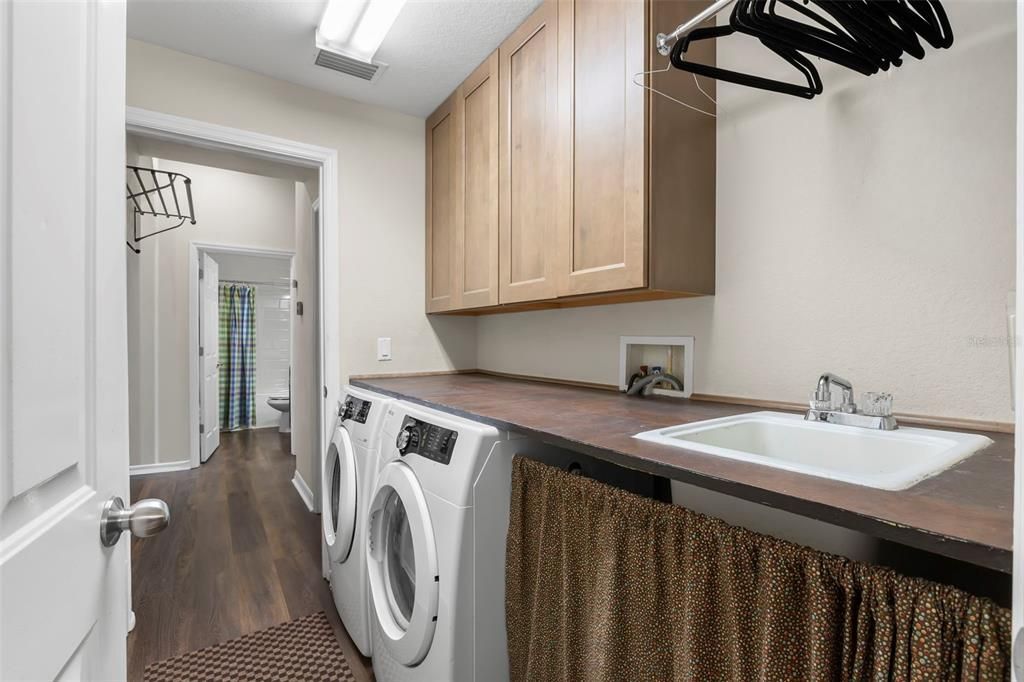 Activo con contrato: $674,900 (5 camas, 3 baños, 2786 Pies cuadrados)