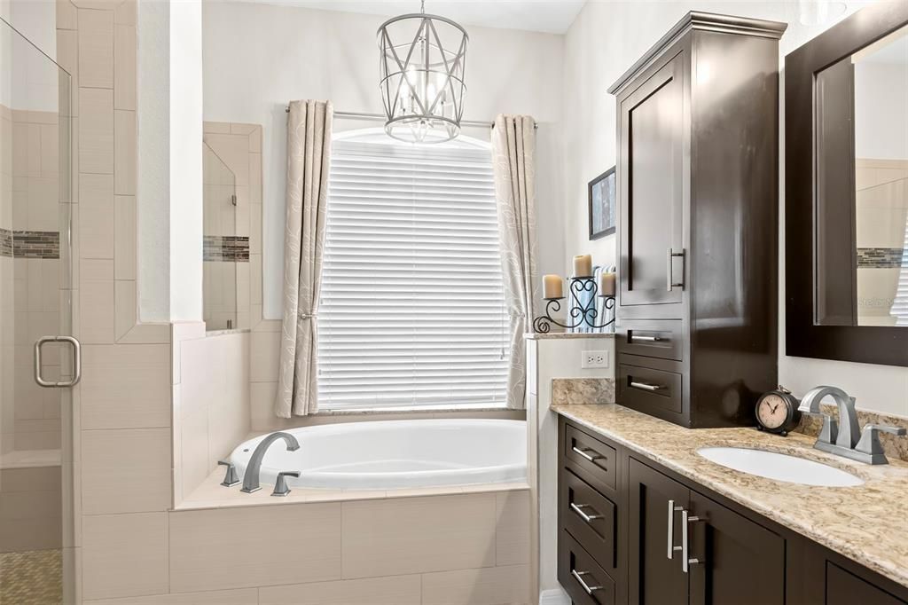 Activo con contrato: $674,900 (5 camas, 3 baños, 2786 Pies cuadrados)
