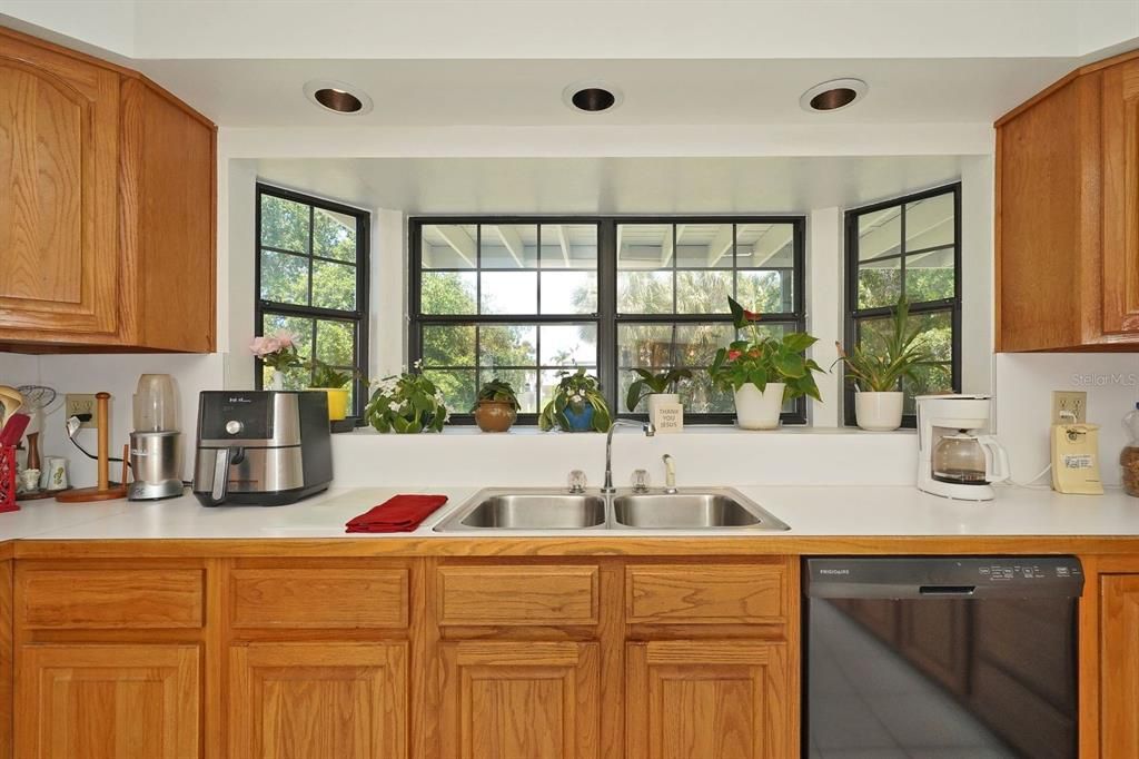For Sale: $975,000 (4 beds, 3 baths, 3076 Square Feet)