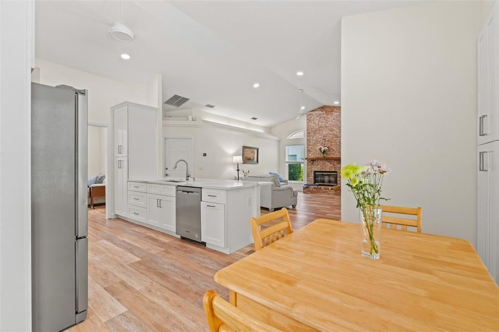 En Venta: $685,000 (4 camas, 2 baños, 2310 Pies cuadrados)